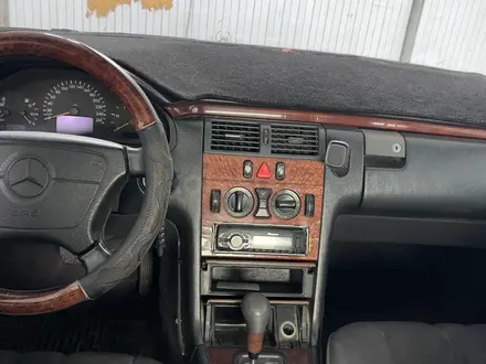 Mercedes-Benz E 320 1997 года за 2 400 000 тг. в Атырау – фото 9