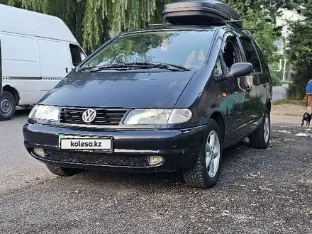 Volkswagen Sharan 1997 года за 2 600 000 тг. в Алматы