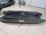 Накладка крышки багажника Hyundai elantra cn7 за 70 000 тг. в Актобе
