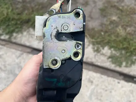 Наружние и внутренние ручки дверей, Замки дверей Toyota Carina E, Avensis за 5 000 тг. в Караганда – фото 3