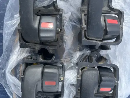 Наружние и внутренние ручки дверей, Замки дверей Toyota Carina E, Avensis за 5 000 тг. в Караганда – фото 2