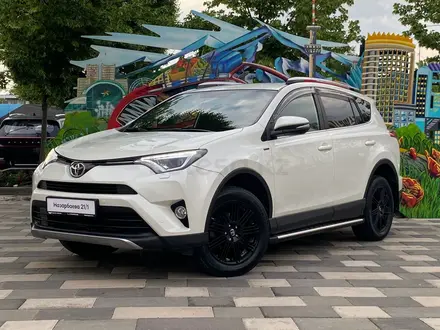 Toyota RAV4 2018 года за 13 300 000 тг. в Алматы
