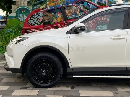 Toyota RAV4 2018 года за 13 300 000 тг. в Алматы – фото 11