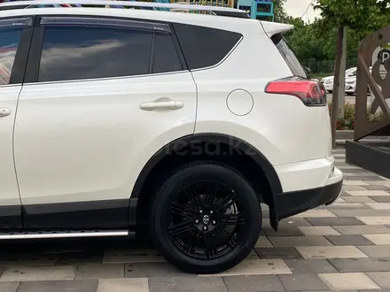 Toyota RAV4 2018 года за 13 300 000 тг. в Алматы – фото 12