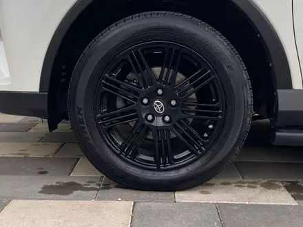 Toyota RAV4 2018 года за 13 300 000 тг. в Алматы – фото 16