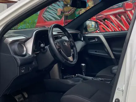 Toyota RAV4 2018 года за 13 300 000 тг. в Алматы – фото 25