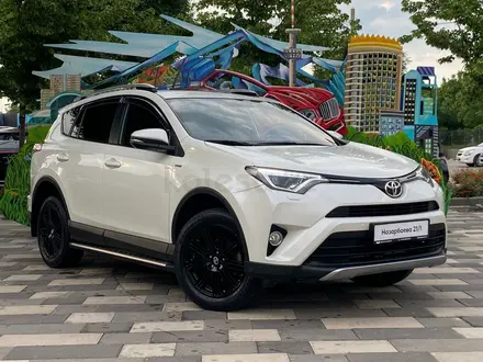 Toyota RAV4 2018 года за 13 300 000 тг. в Алматы – фото 4