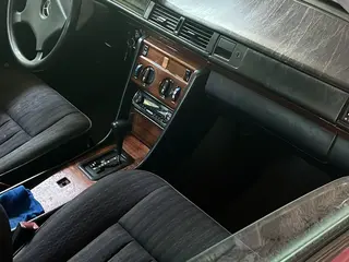 Mercedes-Benz E 230