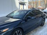 Toyota Camry 2018 года за 10 000 000 тг. в Уральск – фото 2