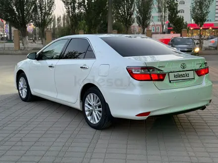 Toyota Camry 2015 года за 11 000 000 тг. в Актобе – фото 4