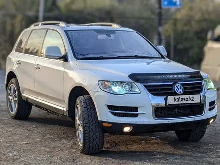 Volkswagen Touareg 2007 года за 7 500 000 тг. в Алматы – фото 2