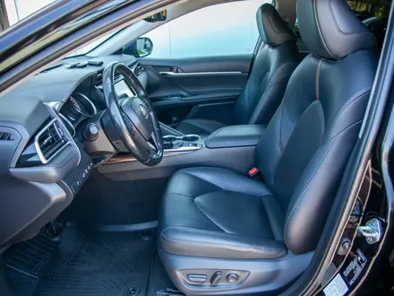 Toyota Camry 2020 года за 13 790 000 тг. в Алматы – фото 10