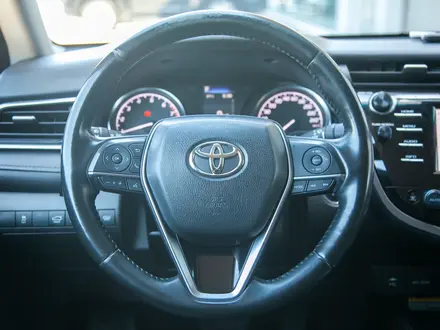 Toyota Camry 2020 года за 13 790 000 тг. в Алматы – фото 13