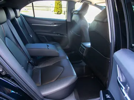 Toyota Camry 2020 года за 13 790 000 тг. в Алматы – фото 16