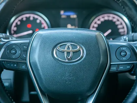 Toyota Camry 2020 года за 13 790 000 тг. в Алматы – фото 17