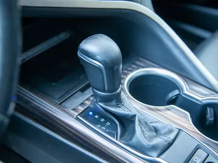 Toyota Camry 2020 года за 13 790 000 тг. в Алматы – фото 21