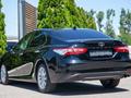 Toyota Camry 2020 года за 13 790 000 тг. в Алматы – фото 3