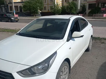 Hyundai Accent 2018 года за 6 500 000 тг. в Атырау – фото 2