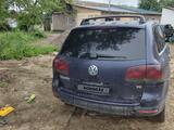 Volkswagen Touareg 2005 года за 1 500 000 тг. в Алматы – фото 4