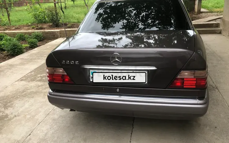 Mercedes-Benz E 220 1994 года за 2 900 000 тг. в Шымкент