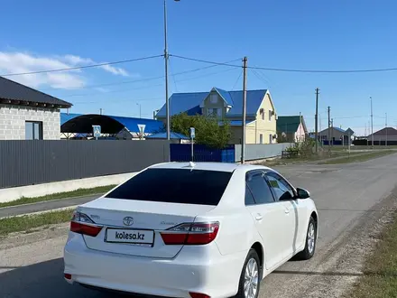 Toyota Camry 2017 года за 11 200 000 тг. в Атырау – фото 3