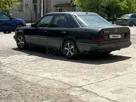 Mercedes-Benz E 200 1990 года за 950 000 тг. в Караганда