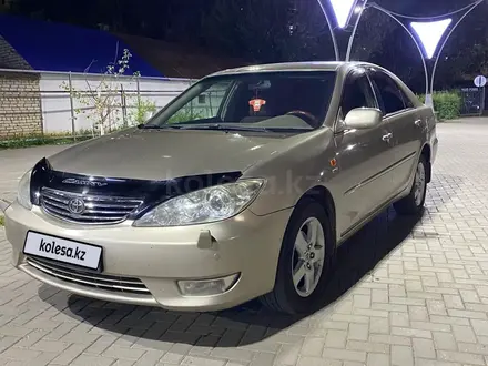 Toyota Camry 2004 года за 4 000 000 тг. в Уральск – фото 2