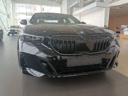 BMW 530 2023 года за 45 800 000 тг. в Алматы – фото 13