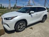 Toyota Highlander 2023 года за 28 500 000 тг. в Атырау