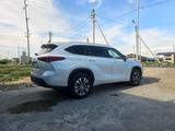 Toyota Highlander 2023 года за 28 500 000 тг. в Атырау – фото 3