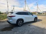 Toyota Highlander 2023 года за 28 500 000 тг. в Атырау – фото 2