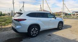 Toyota Highlander 2023 года за 28 500 000 тг. в Атырау – фото 2