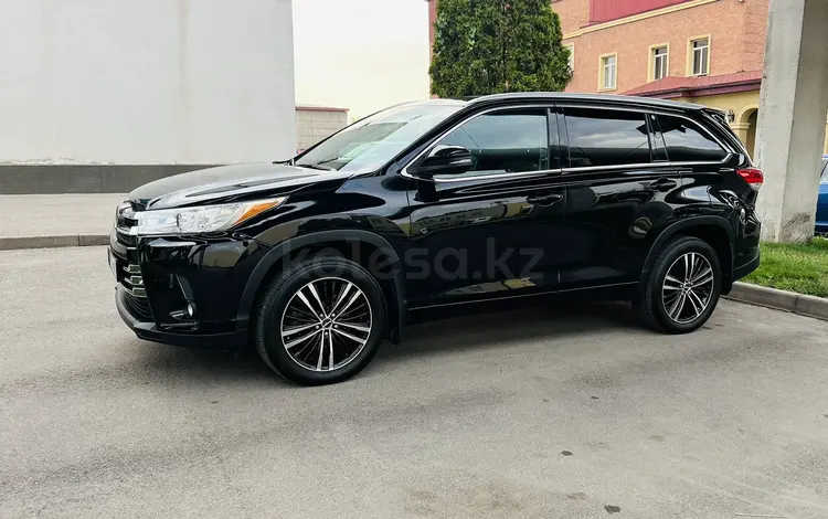 Toyota Highlander 2018 года за 18 900 000 тг. в Алматы