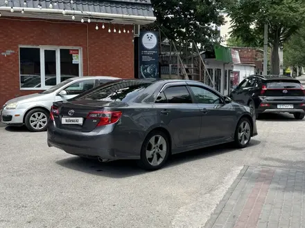 Toyota Camry 2014 года за 8 500 000 тг. в Шымкент – фото 2