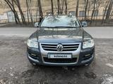 Volkswagen Touareg 2007 года за 5 500 000 тг. в Алматы