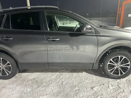 Toyota RAV4 2017 года за 9 500 000 тг. в Астана – фото 2
