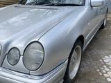 Mercedes-Benz E 320 1996 года за 3 000 000 тг. в Актобе – фото 4