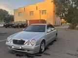 Mercedes-Benz E 320 2001 года за 4 500 000 тг. в Караганда – фото 2