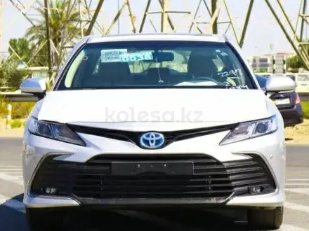 Toyota Camry 2022 года за 19 600 000 тг. в Актобе – фото 2