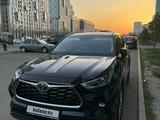 Toyota Highlander 2023 года за 31 900 000 тг. в Семей – фото 3