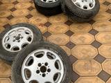 Диски r15 оригинал от мерседеса шины 195х65х15 зимние комплект обмен за 70 000 тг. в Шымкент – фото 2