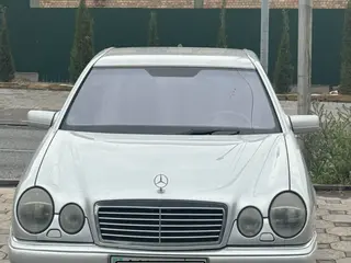 Mercedes-Benz E 240