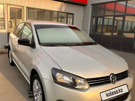 Volkswagen Polo 2014 года за 3 100 000 тг. в Атырау – фото 2