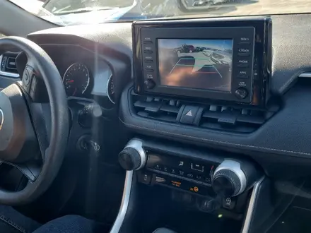 Toyota RAV4 2019 года за 14 000 000 тг. в Уральск – фото 2