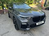 BMW X5 2021 года за 44 000 000 тг. в Алматы – фото 2