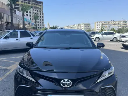 Toyota Camry 2021 года за 13 600 000 тг. в Актау