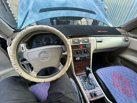 Mercedes-Benz E 230 1997 года за 1 800 000 тг. в Сатпаев