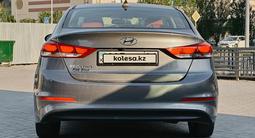 Hyundai Elantra 2018 года за 8 600 000 тг. в Актобе – фото 2