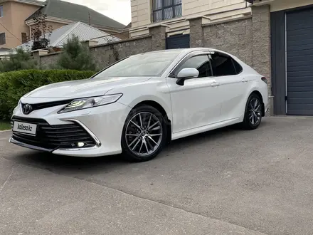 Toyota Camry 2021 года за 16 950 000 тг. в Алматы – фото 2