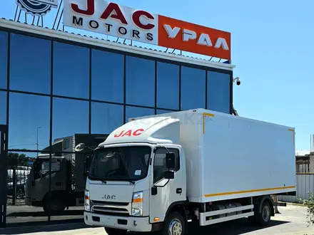 JAC  Бортовой тентованный (евро-фура) на Шасси JAC N 120 2024 года за 27 500 000 тг. в Атырау – фото 88